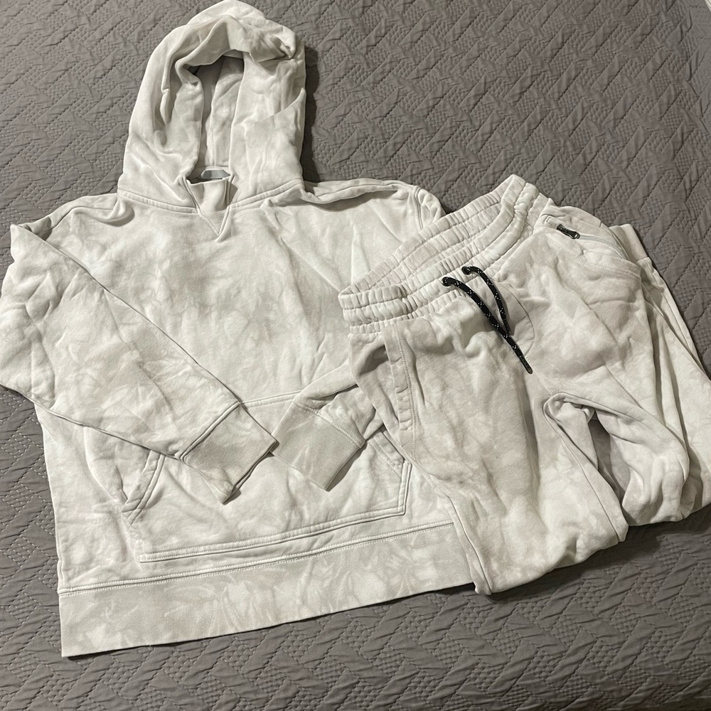 Gap boy’s size 8 matching hoodie and sweatpants.